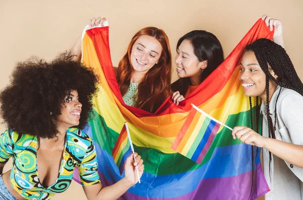 Grupo Mujeres Multiétnicas Que Levantan Bandera Del Orgullo Gay Manifestando — Foto de Stock