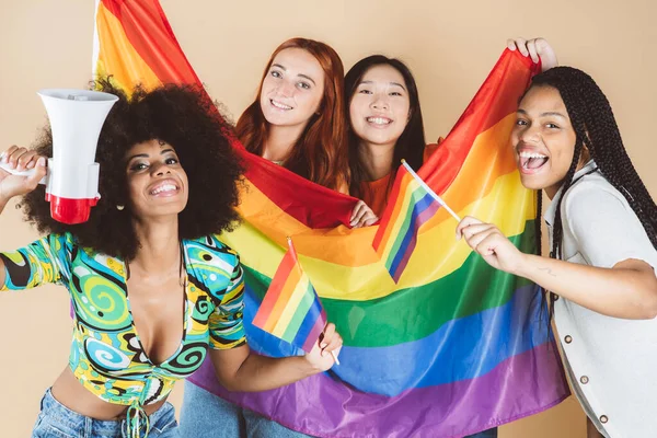 Багаторасова Група Жінок Прапором Гомосексуальної Гордості Lgbt Азіатський Африканський Кавказький — стокове фото