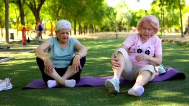 Üst düzey bir kadın aniden bacak krampı yaşıyor. Bu sırada arkadaşı, dışarıda antrenman yaptıktan sonra yoga minderinde oturup yaşlanmanın sağlık sorunlarını vurguluyor.