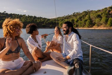 Bir grup farklı arkadaş protez bacaklı bir adamla bir yaz günü gölde yelken açarak arkadaşlığı, çeşitliliği ve tatili destekliyor.