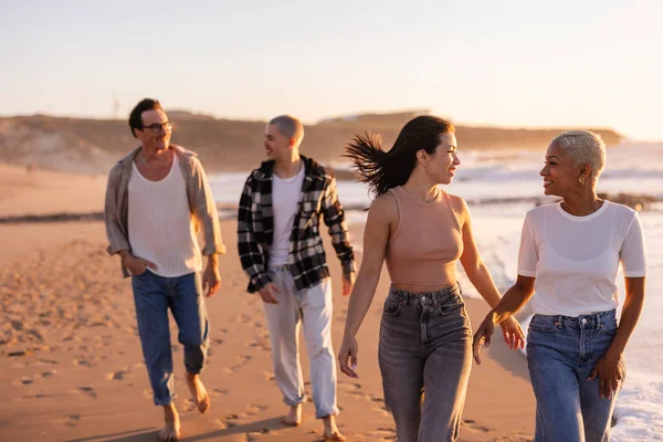 Çeşitli arkadaş grupları, altın saatinde birlikte mutlu bir kumsal yürüyüşü yapıyorlar, arkadaşlıklarını kutluyorlar ve yaz tatilleri boyunca neşeli anılar yaratıyorlar.