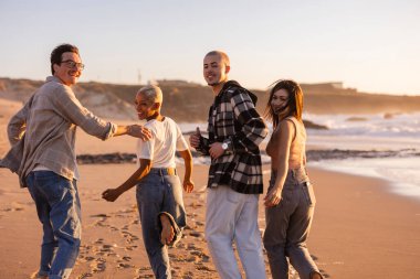 Gün batımında kumlu bir plajda birlikte koşan çeşitli genç arkadaşlar kameraya bakıp gülüyorlar. Sıcak bir akşam macerasında beraberliği, mutluluğu ve özgürlüğü sembolize ediyorlar.