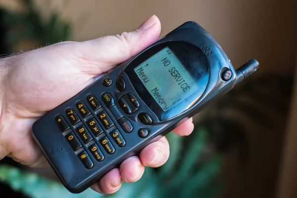 "servis" mesajı ile eski cep telefonu — Stok fotoğraf