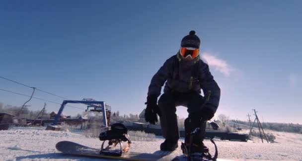 Oblékání bot na snowboardu. — Stock video