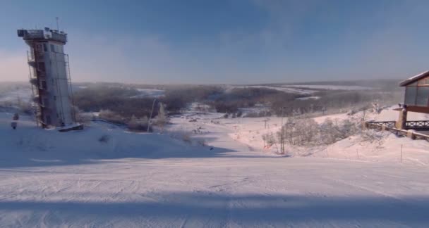 スキー場の風景、雪に覆われたトラックの一つのビュー. — ストック動画