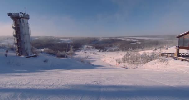 Landschaft eines Skigebietes, Blick auf eine der schneebedeckten Pisten. — Stockvideo