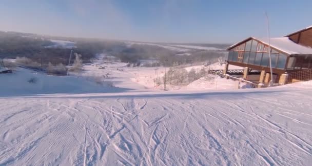 Karla kaplı raylardan birinin görüntüsü. — Stok video