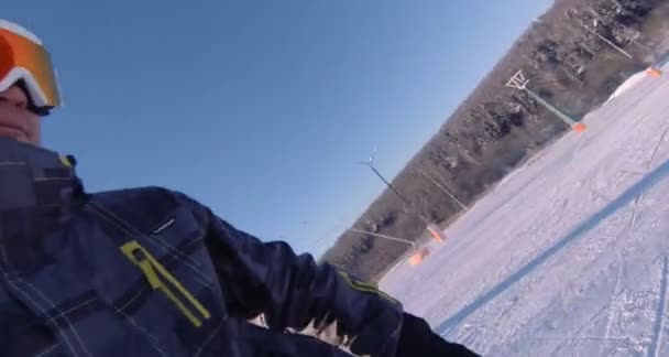 Descida alegre da montanha coberta de neve em um snowboard . — Vídeo de Stock