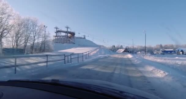 L'ingresso alla stazione sciistica in auto — Video Stock