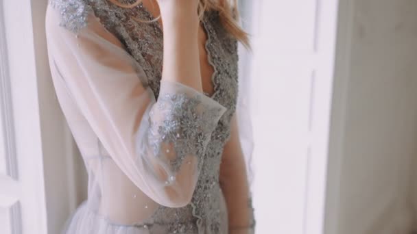 Boudoir fotografering vackra blonda bruden morgonen. — Stockvideo
