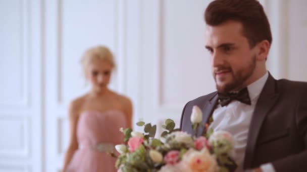 Η πρώτη συνάντηση της νύφης και του γαμπρού. — Αρχείο Βίντεο