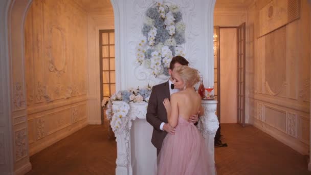 Blond meisje in een tedere omhelzing van de bruidegom — Stockvideo