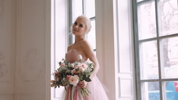 고상한, 소프트 핑크 드레스에 연약한 여자 — 비디오