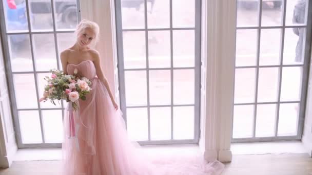 La novia en un vestido rosa — Vídeo de stock