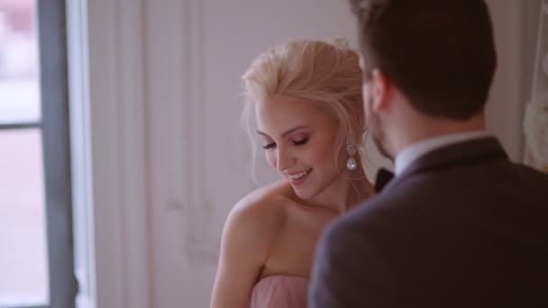 Sposa timidamente si allontanò dallo sposo — Video Stock