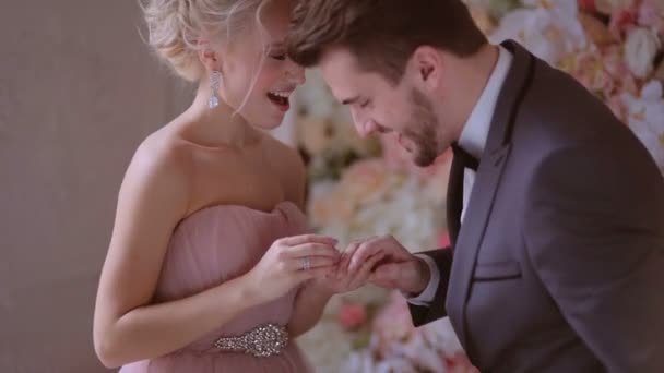 Svatba ve stylu bledě růžová. Novomanželé pert smát a radovat z jeho štěstí. — Stock video