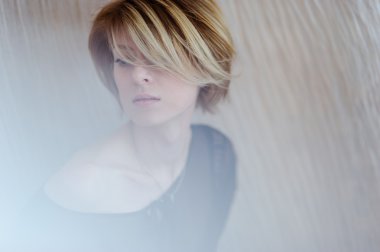 bir sabahlık yatakta üzerinde