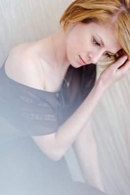 Güzel sarışın bir yatakta bir sabahlık