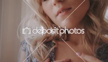 Güzel sarışın bir sabahlık