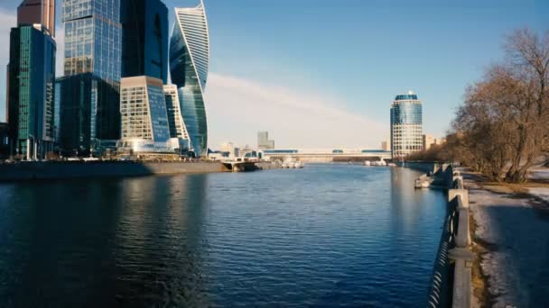 モスクワ川のほとりに高層ビル — ストック動画