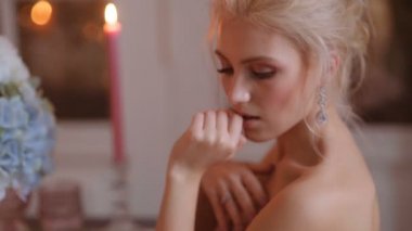 Güzel, narin ve kadınsı gelin.