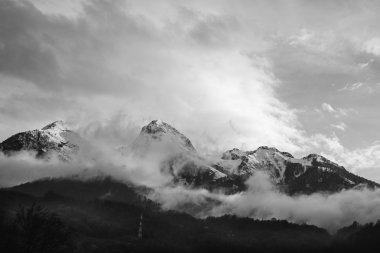 Rus dağlar dağlar bulutlarda dalmış siyah ve beyaz,