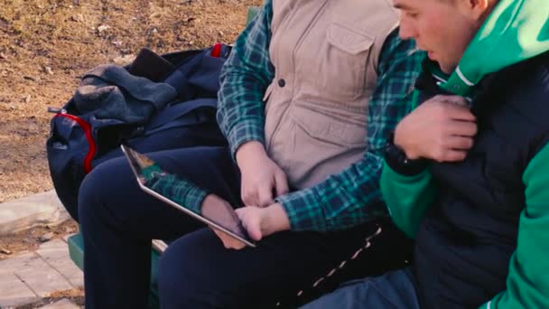 Meninos assistir as notícias em um Tablet PC — Vídeo de Stock