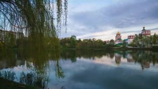 Монастир на березі озера — стокове відео