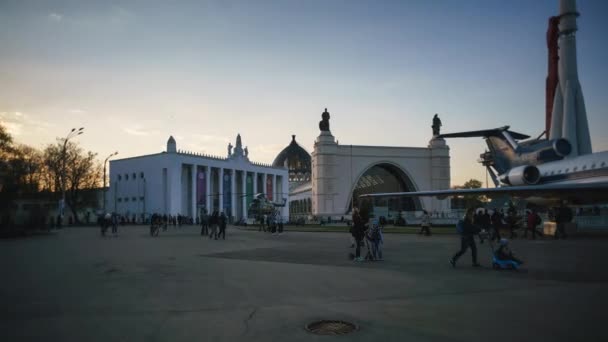 Moskau, russland-april 2016: ausstellung von flugzeugen und ausrüstung bei vdnh — Stockvideo