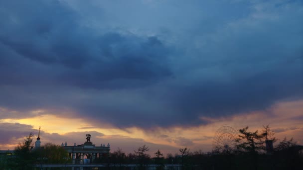 Dramatischer Sonnenuntergang im Zentrum von Moskau — Stockvideo