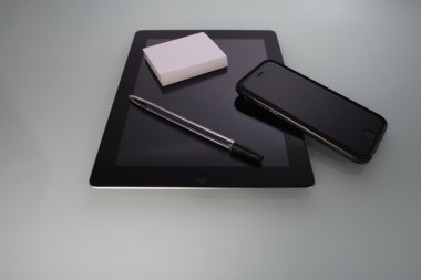 Çalışma alanı yansıtılmış bir Tablo Tasarımcısı Smartphone ve tablet bilgisayarda