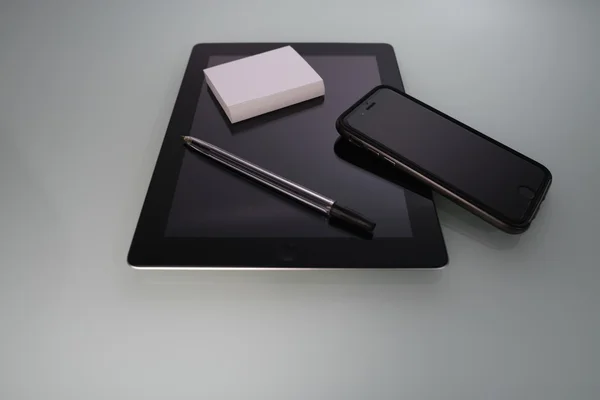 Workspace Designer Smartphone y Tablet PC en una mesa espejada — Foto de Stock