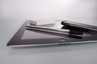 Çalışma alanı yansıtılmış bir Tablo Tasarımcısı Smartphone ve tablet bilgisayarda