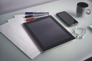 kahve yanında modern araçlar