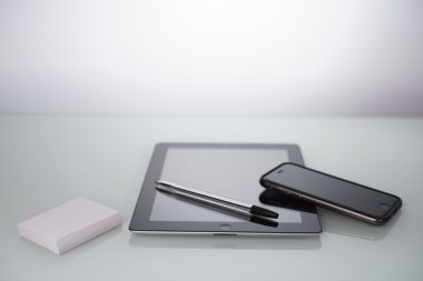 Çalışma alanı yansıtılmış bir Tablo Tasarımcısı Smartphone ve tablet bilgisayarda