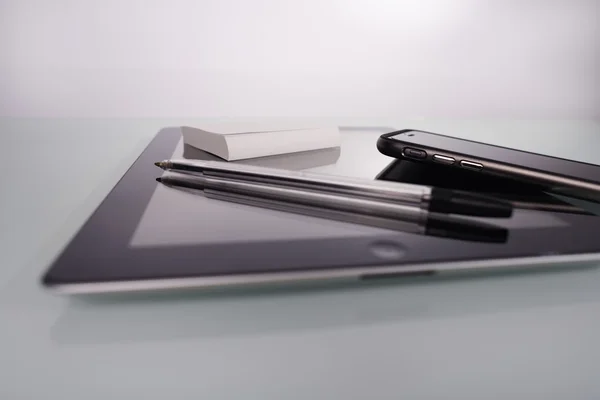 Workspace Designer Smartphone y Tablet PC en una mesa espejada — Foto de Stock