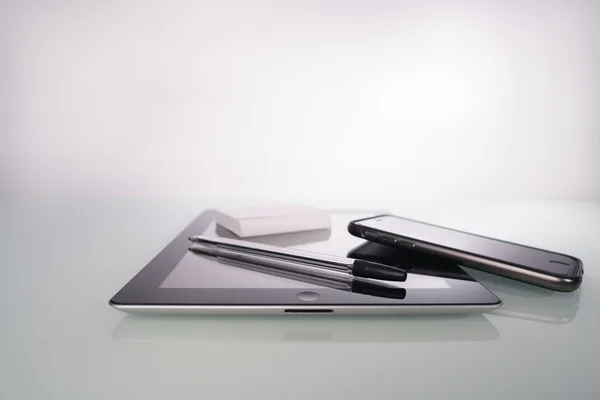 Workspace Designer Smartphone y Tablet PC en una mesa espejada — Foto de Stock