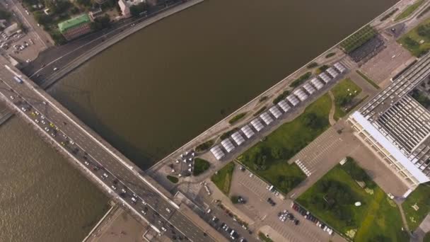 Krymsky bridge aerial view car traffic — Stock Video