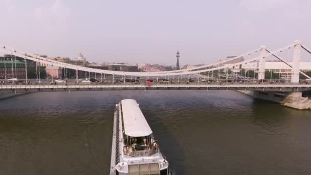 Autoverkehr auf der Krymsky-Brücke aus der Luft — Stockvideo
