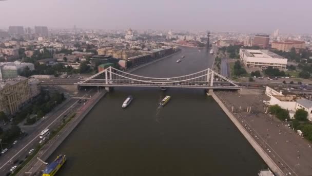 Krymsky Bridge luchtfoto auto verkeer — Stockvideo