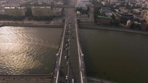 Autoverkehr auf der Krymsky-Brücke aus der Luft — Stockvideo