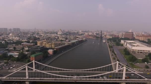 Krymsky bridge aerial view car traffic — Stock Video