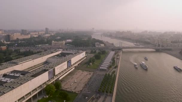 Парк Музеон, Фонтаны на набережной Москвы — стоковое видео