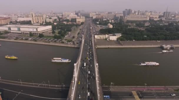 Autoverkehr auf der Krymsky-Brücke aus der Luft — Stockvideo