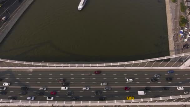 Krymsky γέφυρα εναέρια άποψη κυκλοφορίας αυτοκινήτων — Αρχείο Βίντεο