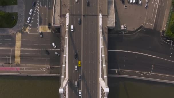 Krymsky Bridge luchtfoto auto verkeer — Stockvideo