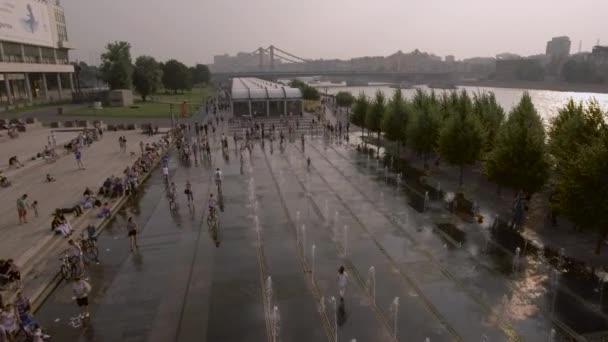 Muzeon park, fountains on the embankment of the Moscow River — Stock Video