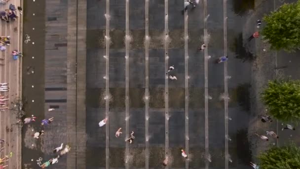 Muzeon Park, fonteinen aan de oever van de rivier de Moskou — Stockvideo