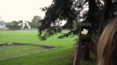 Rusya, Moskova - 23 Temmuz 2016: iPhone Fotoğraflar parkta VDKNh aracılığıyla leafing ile güzel sarışın