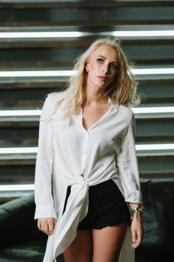 Bir sarışın portreleri